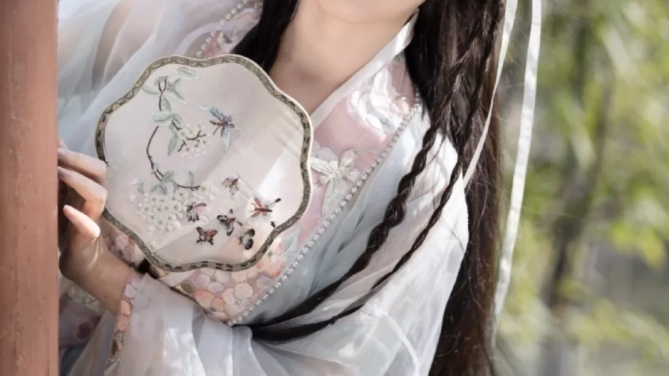 久久久综合网·r星必出精品:动漫视频里这把扇子怎样转到侧面播放预览封面